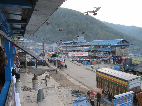 जिरी बजारमा बिहानको दृश्य
