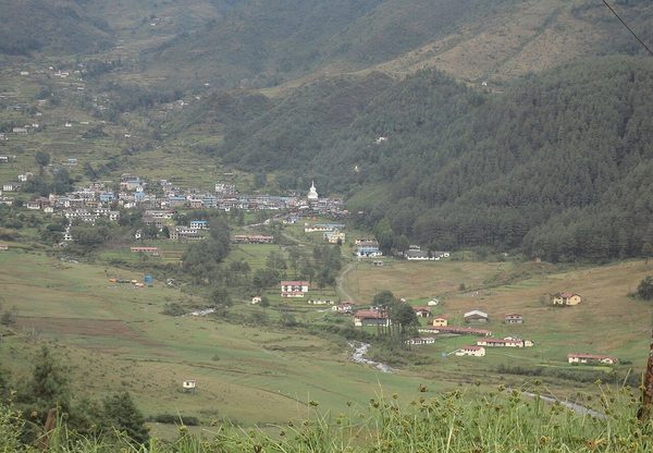हरियो पहाडले घेरिएको जिरी उपत्यका र बस्ती