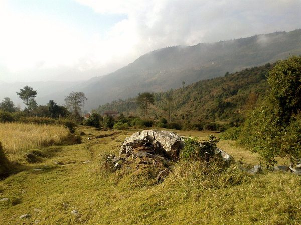 च्योर्दोङ जाने घाँसे उकालो बाटो र पहाडहरू