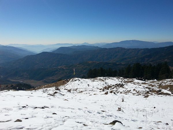 जिरीको उच्च भागबाट देखिने हिउँ परेको डाँडा र पहाडहरू